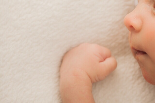 赤ちゃんの手をじっと見つめる行動 ハンドリガードは成長の証 ムーファの足跡
